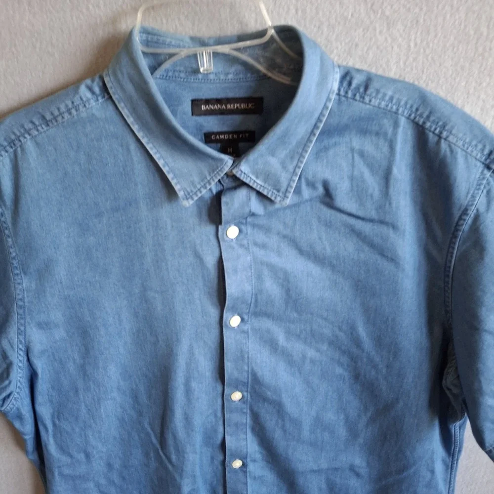 Banana Republic Camden Fit Men's Medium Denim Shirt Short Sleeve Button Up Blue